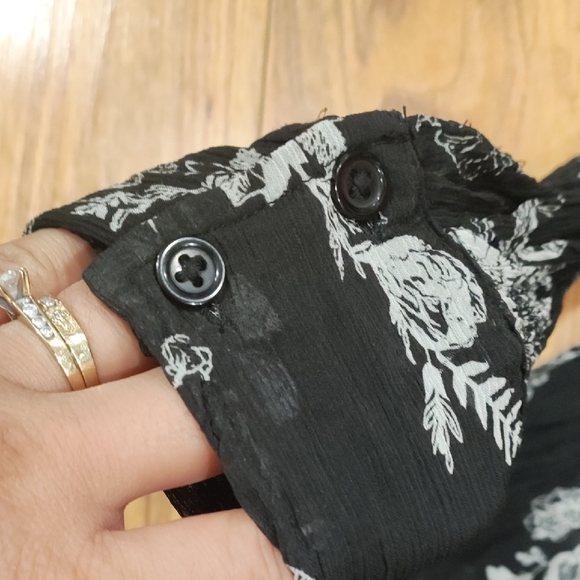 Floral Black Sheer Blouse - Picture 4 of 7